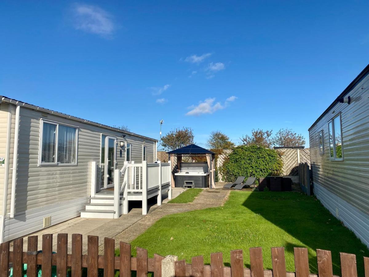 Hot Tub. Countryside. Coast. 5* Patrington Haven Leisure Park, East Yorkshire Villa Exterior foto